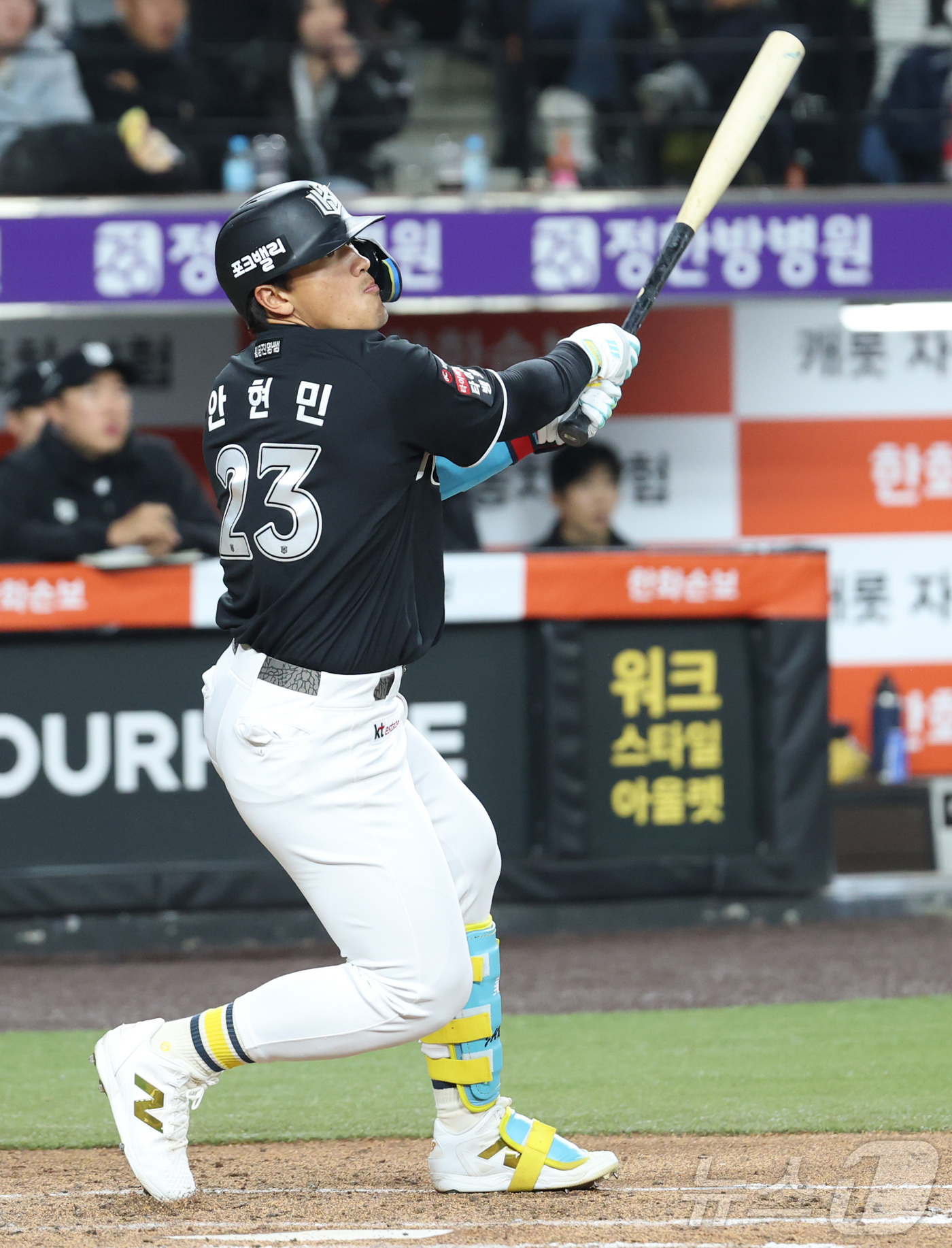 '안현민 2홈런 5타점' <b>KT</b>, 난타전 끝 선두 탈환…한화 9연패