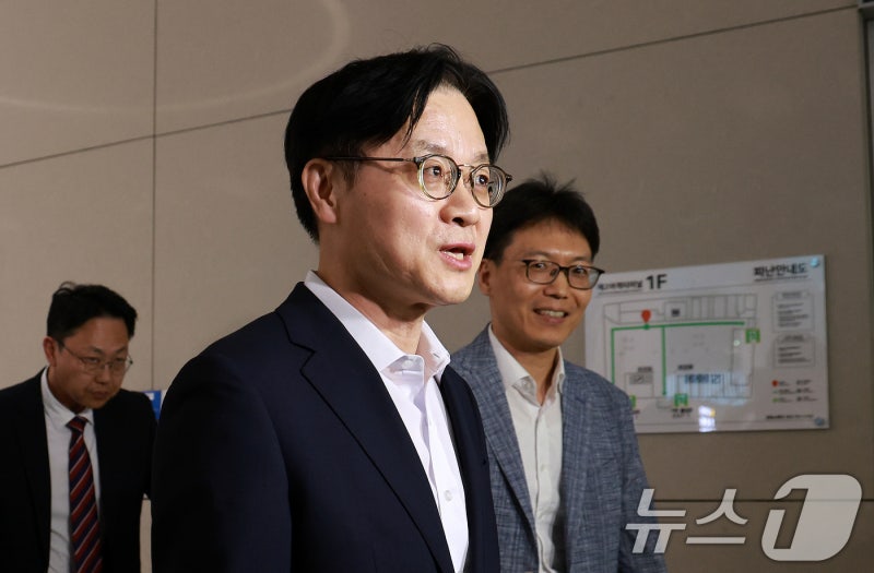 산업장관 "9월 중 대미투자 1호 발표 변함없어…<b>반도체 관세</b> 논의 중"