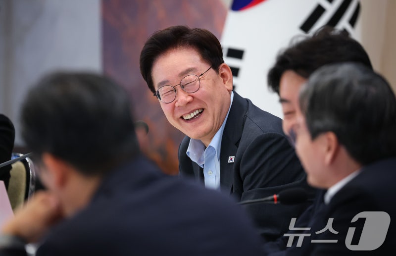 李대통령, '<b>수출 역대 최대</b>' SNS 홍보…"연말 1조달러 전망"