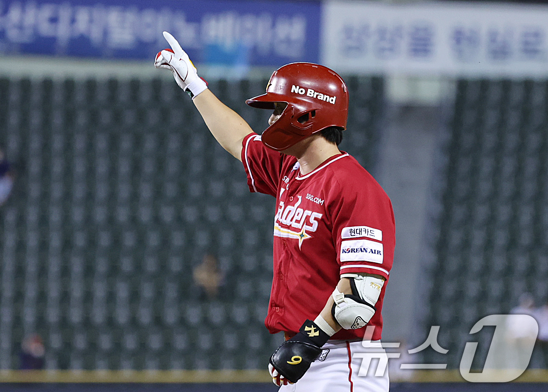 '21년 원클럽맨' SSG <b>김성현</b>, <b>은퇴</b>식 특별 엔트리 등록