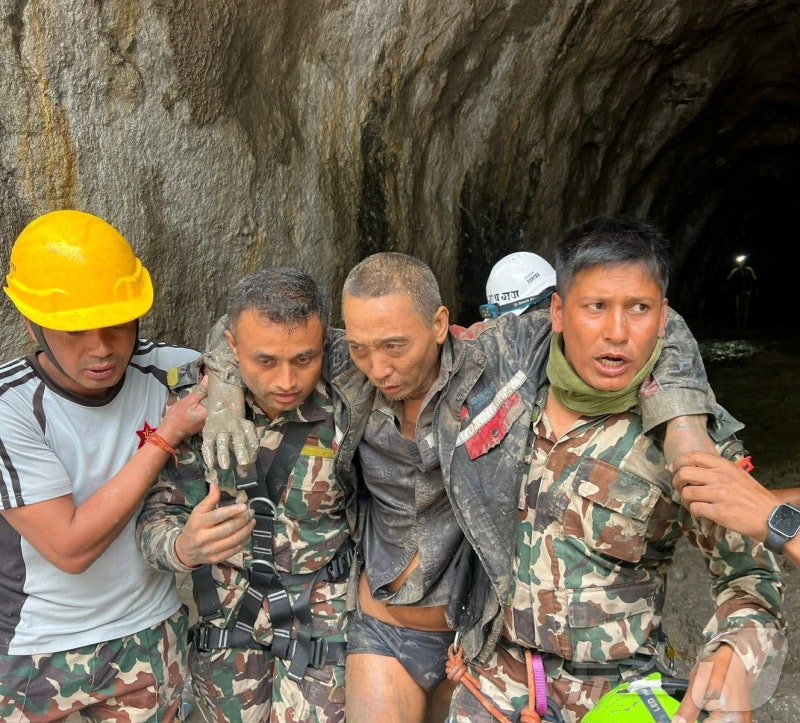<b>네팔</b>, 수력발전소 터널에서 중국인 1명 더 <b>구조</b>…<b>대홍수</b> 열흘만
