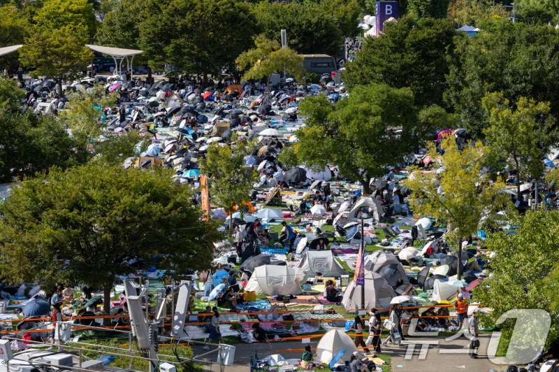 <b>서울세계불꽃축제</b> 인파에…지하철 5호선 여의나루역 무정차 통과
