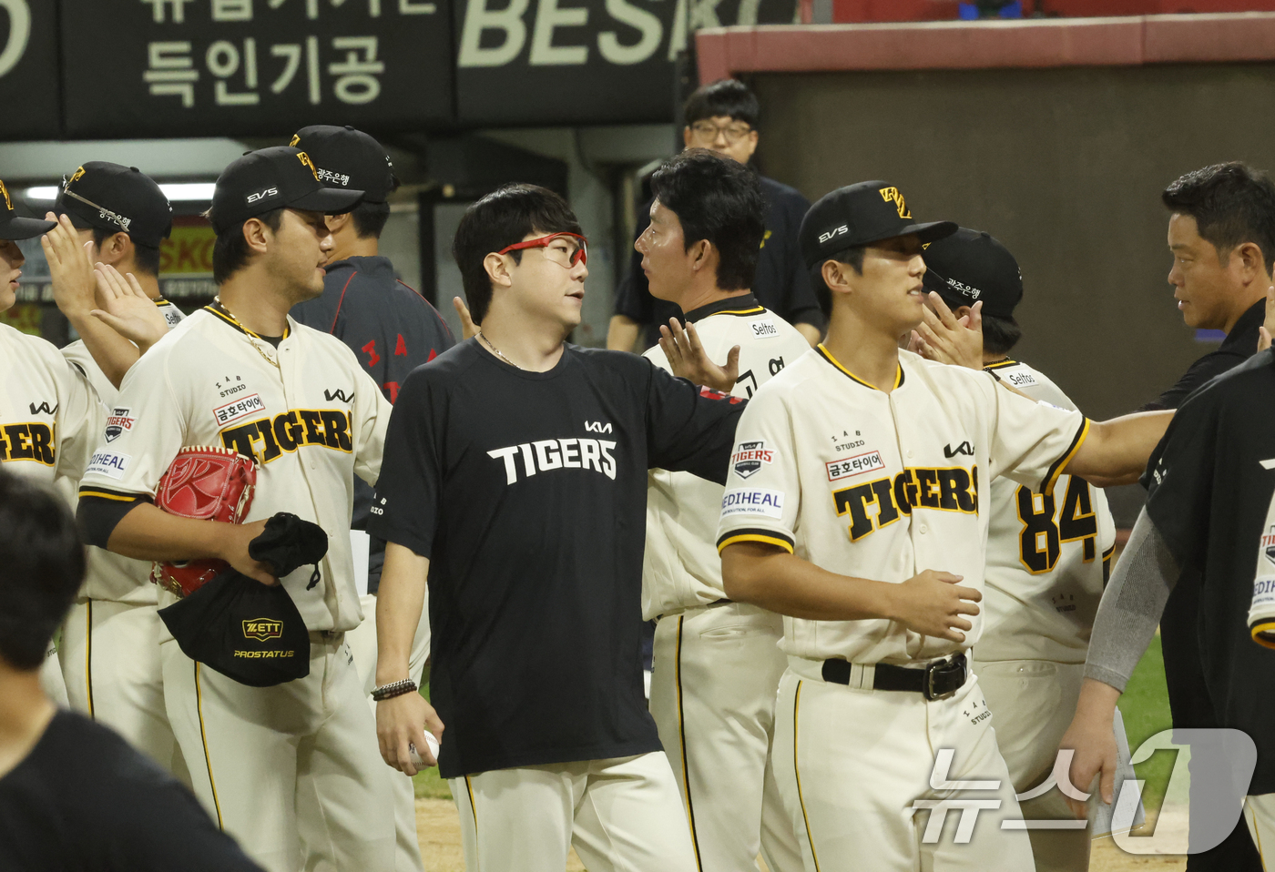 <b>시즌 10승</b> <b>양현종</b>, 선수들과 인사