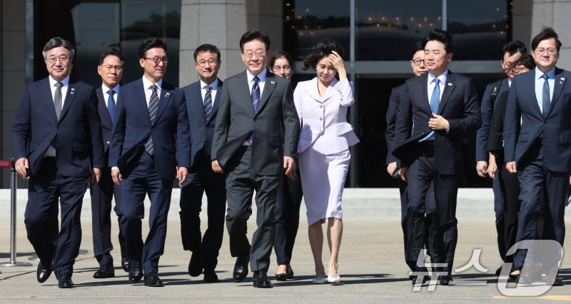 李<b>대통령</b>, 프랑스 <b>출국</b>…"무거운 발걸음, 네팔 상황 계속 챙기겠다"