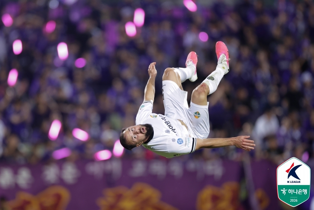 <b>강원</b>, '유병훈 감독 사퇴 번복' <b>안양</b>에 <b>3-0</b> 완승…4위 도약