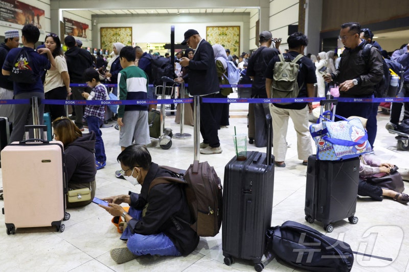 <b>인도네시아</b> 화산 폭발로 6개 공항 폐쇄…승객 15만명 '발 동동'(종합)