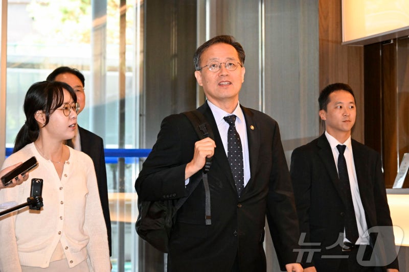 <b>이형일</b> "소상공인에 성장 온기 전달되도록 노력"…<b>추석</b> 물가 현장점검