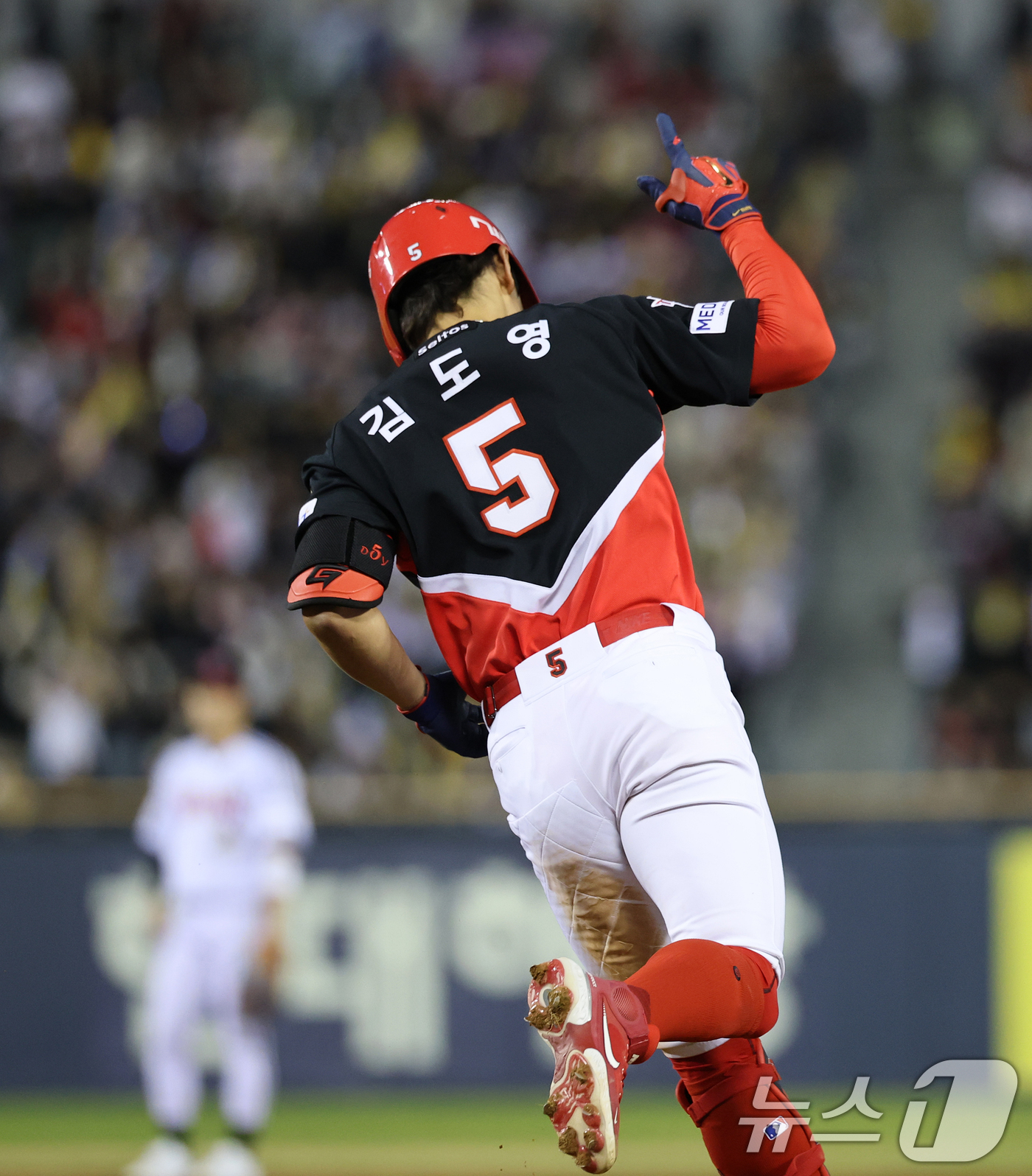 KIA <b>김도영</b>, 두산 곽빈 제치고 KBO리그 <b>8월 MVP</b> 선정