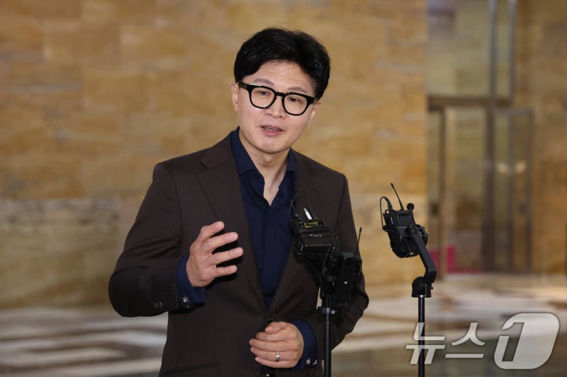 <b>한동훈</b>, 추가 <b>녹취 공개</b>…브로커 양씨 "<b>최재성</b>, 정권 조금 좌지우지"