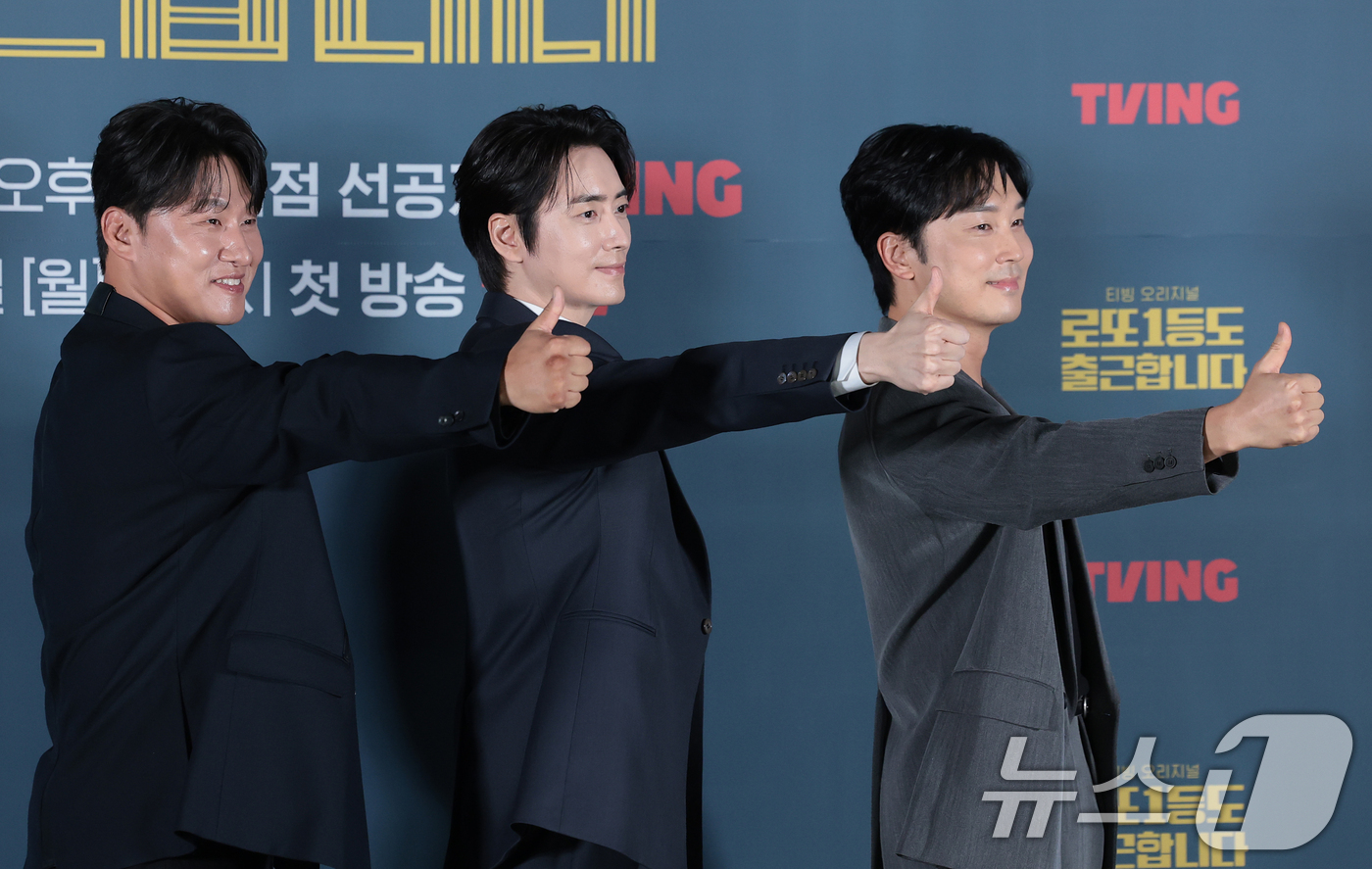 제작발표회 현장의 이준혁과 동료 배우들