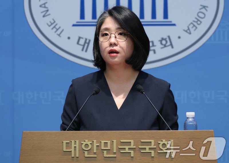 <b>용혜인</b> "의원·국무위원 겸직 법률이 허용…다른 잣대 동의 어려워"