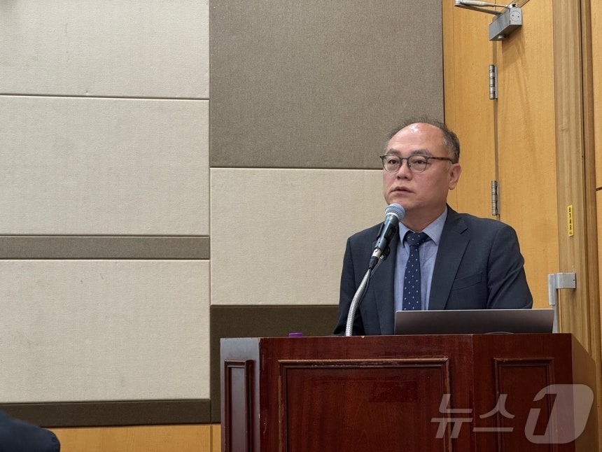 이종관 법무법인 세종 수석전문위원은 10일 광주 김대중컨벤션센터에서 열린 '케이블TV의 위기극복 및 지속가능성 확보를 위한 정책 패러다임 개편 방향' 세미나에서 발제를 하고 있다. ⓒ 뉴스1 이민주 기자