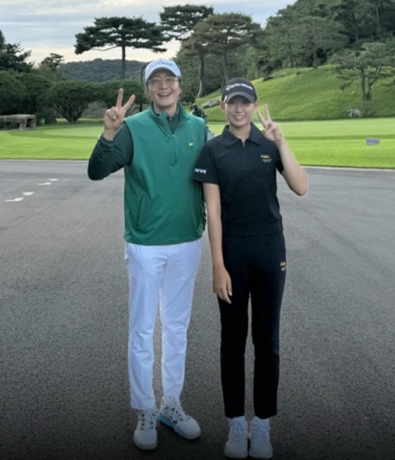 <b>배용준</b>, 골프장에서 <b>근황</b> 포착…<b>백발</b> 속 여전한 잘생김 [N샷]