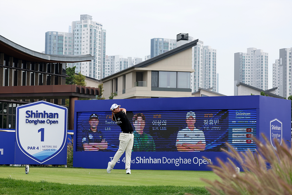 <b>장유빈</b>, 3승 조준…KPGA 신한동해오픈 3R 공동 2위 도약