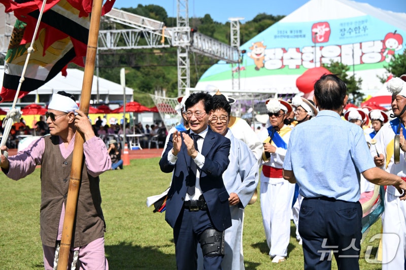 [화보] 가을에 즐기는 '<b>장수 한우랑 사과랑 축제</b>'…관광객 북적