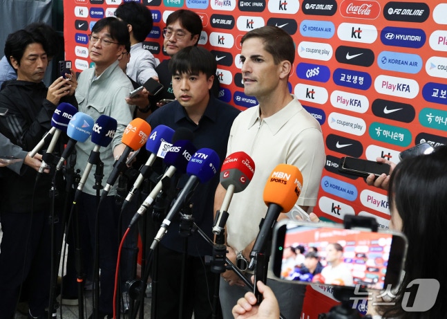 로베르토 모레노 대한민국 남자 축구 대표팀 임시 감독이 13일 인천국제공항 1터미널을 통해 입국 후 취재진과 인터뷰를 하고 있다. 2026.9.13 ⓒ 뉴스1 최지환 기자