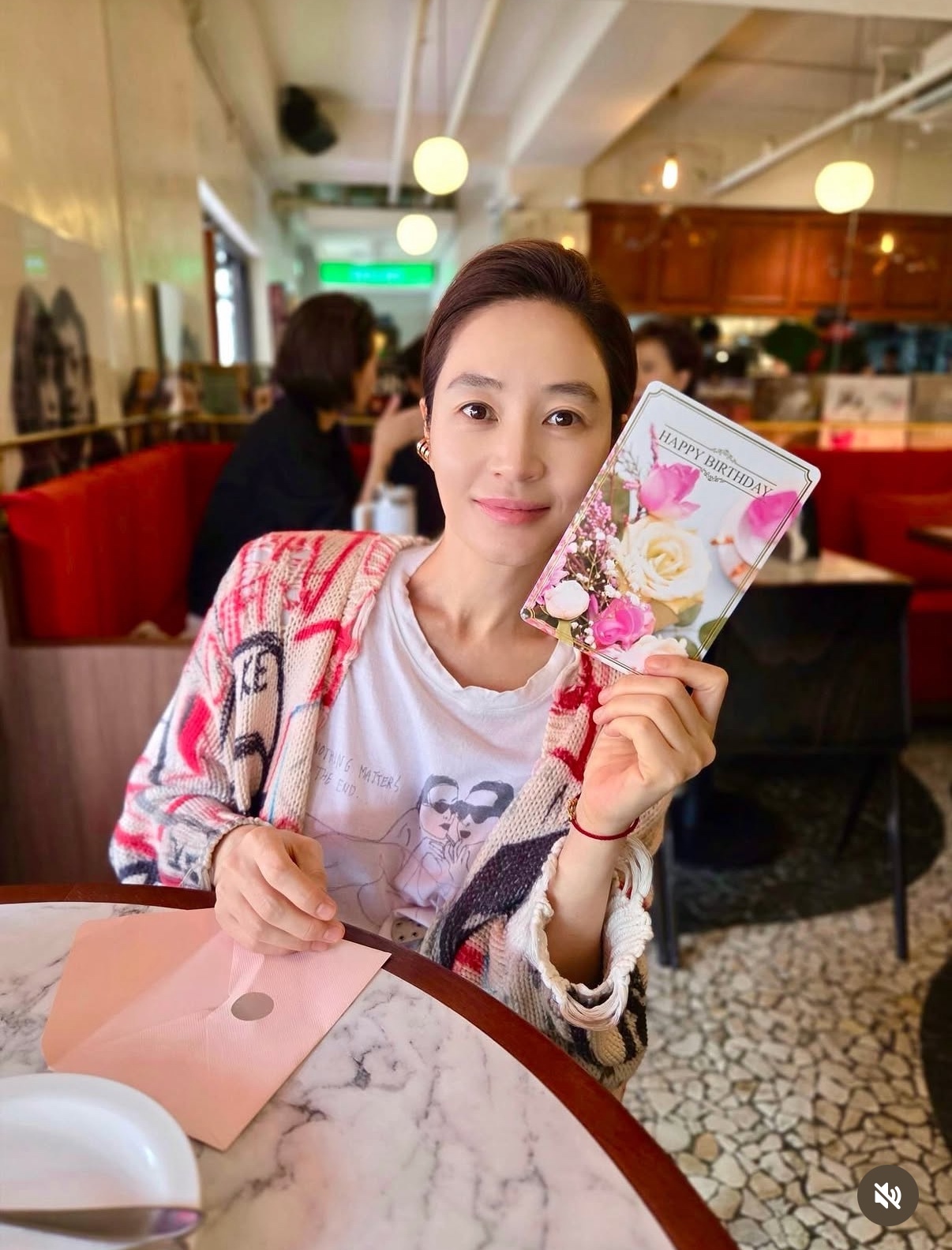 56세 김혜수, 방심하면 20대로 착각할 미모 SNS 근황 화제