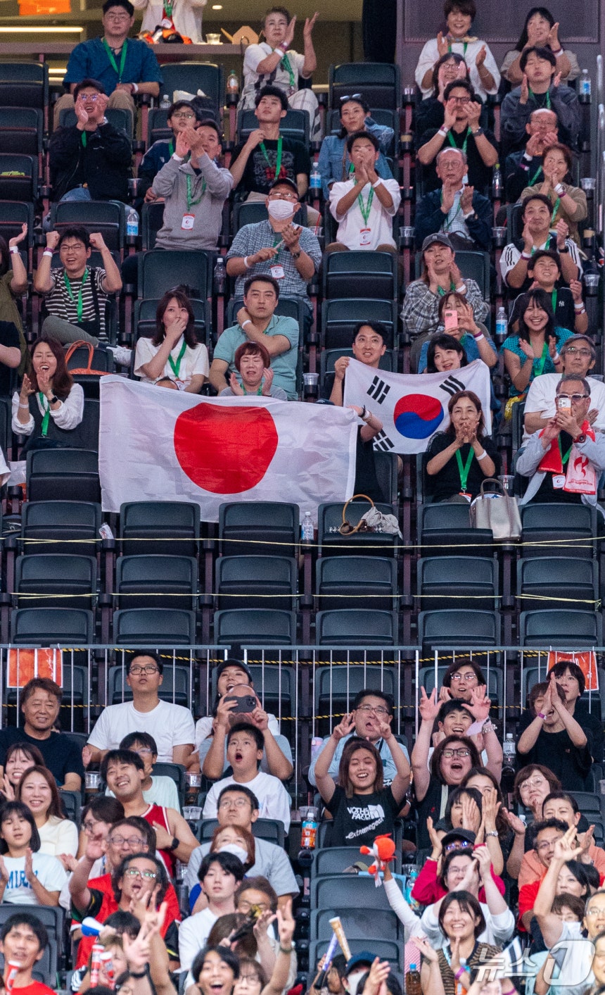 13일 오후 일본 나고야 아이치 인터내셔널 아레나에서 열린 2026 아이치·나고야 아시안게임 남자농구 A조 예선 대한민국과 일본의 경기, 응원단이 양국 국기를 들고 있다. 2026.9.13 ⓒ 뉴스1 안은나 기자