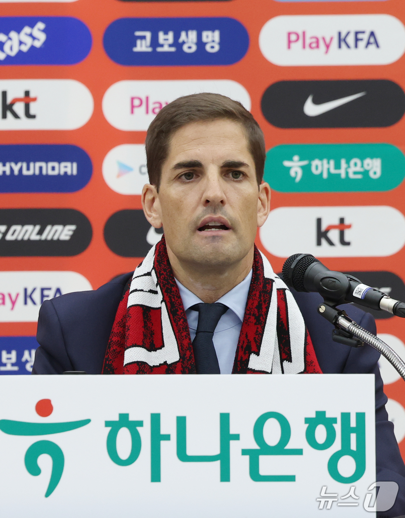 모두발언하는 <b>모레노 감독</b>