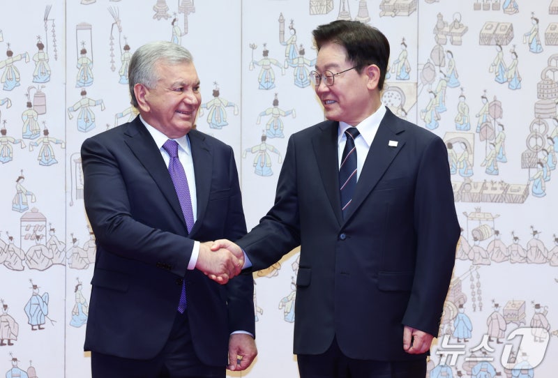 李대통령, <b>우즈벡</b>과 고속철·AI·방산 협력…<b>정상회담</b> 계기 13건 MOU