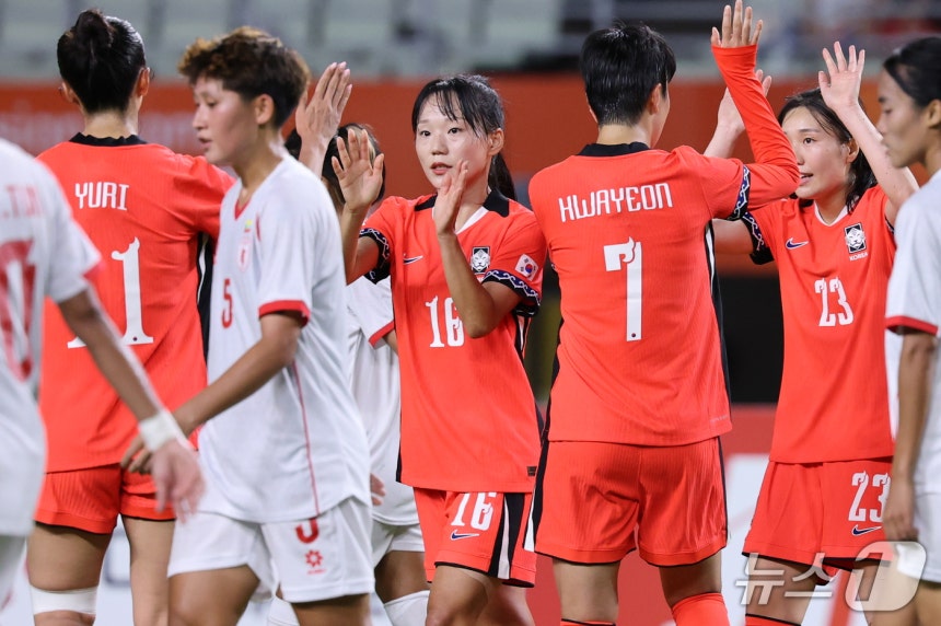 14일 오후 일본 오사카 나가이스타디움에서 열린 2026 아이치·나고야 아시안게임 여자축구 예선 F조 대한민국과 미얀마의 경기, 대한민국 장슬기가 골을 넣은 뒤 동료들과 기뻐하고 있다. 2026.9.14 ⓒ 뉴스1 안은나 기자
