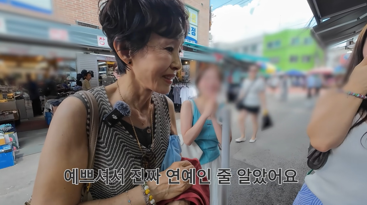 '<b>69세</b>' <b>이경진</b>, 지나가던 MZ도 인정한 <b>미모</b>…"되게 예쁘셔서 연예인인 줄...