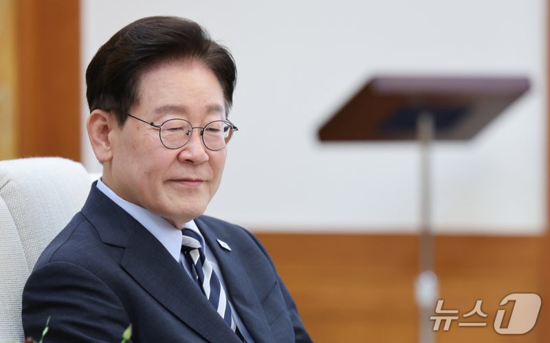 李<b>대통령 지지율</b> 전주보다 1%p<b>하락</b>한 37%…최저치 경신[갤럽]