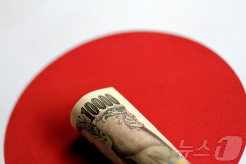 <b>일본</b>은행 <b>금리 인상</b>에도 엔화 0.8% 약세…달러당 156.87엔
