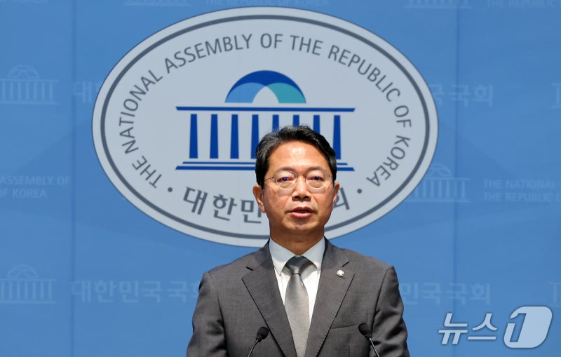 김승원, 지명 20일 만에 자진사퇴…"<b>대통령</b>께 누가 되는게 가장 마음 아...