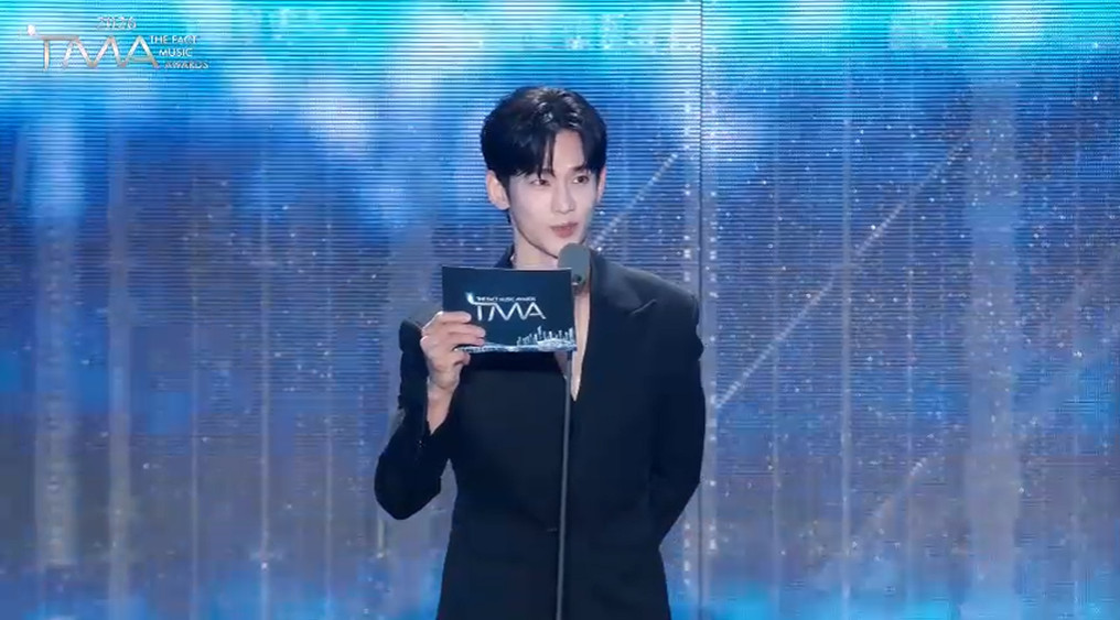 <b>김수현</b>, '2026 <b>TMA</b>' 시상자로 국내 공식 석상 올랐다…밝은 미소