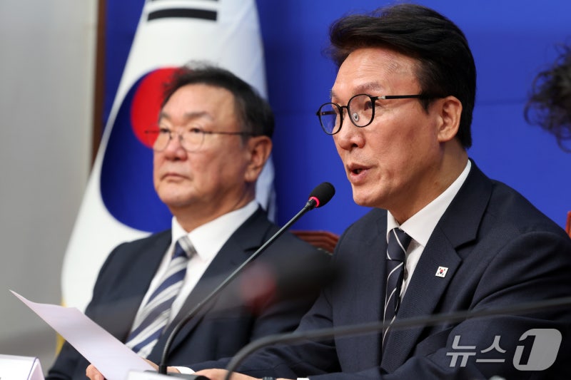 민주, 개헌 국민투표 내년 상반기 목표…김민석 "대통령, 개헌 걸림돌 정...