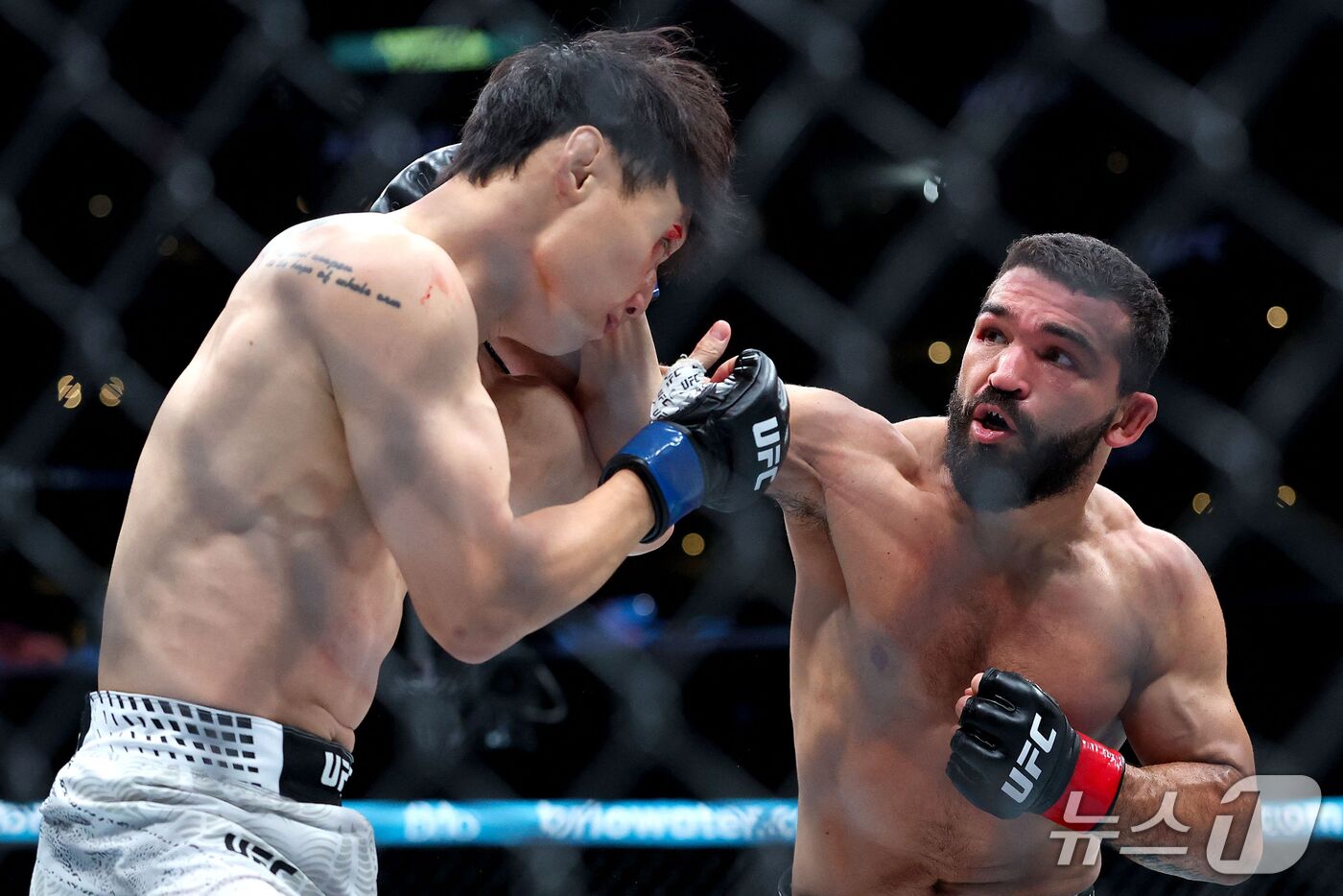 '코리안 슈퍼보이' <b>최두호</b>, '핏불'에 <b>1R</b> KO패…<b>UFC</b> 랭킹 복귀 무산
