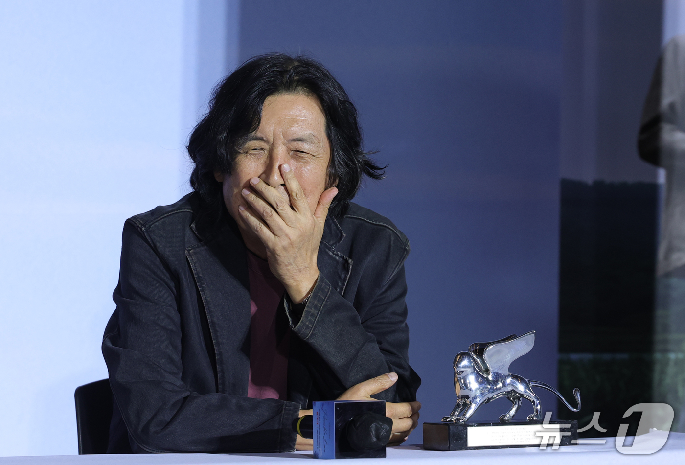 <b>은사자상</b> 받은 이창동 감독
