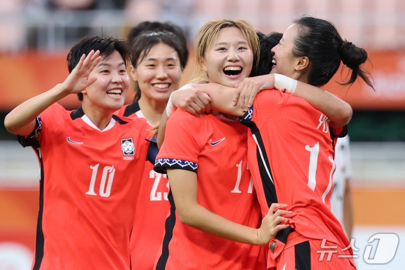 '윤수정 동점골' <b>여자축구</b>, <b>북한</b>과 <b>무승부</b>…조 2위로 8강행[AG]