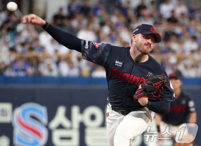 3일 오후 대구 삼성라이온즈파크에서 열린 프로야구 '2026 신한은행 SOL KBO리그' 롯데 자이언츠와 삼성 라이온즈의 경기, 롯데 선발 투수 비슬리가 역투하고 있다. 2026.9.3 ⓒ 뉴스1 공정식 기자