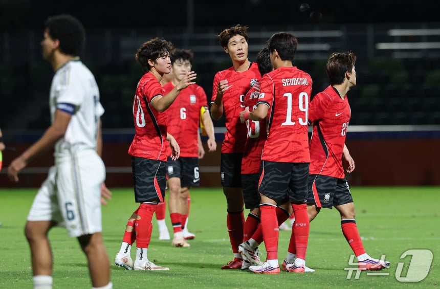 22일 오후 일본 나고야 미즈호공원 럭비경기장에서 열린 2026 아이치·나고야 아시안게임 남자축구 D조 예선 대한민국과 사우디아라비아의 경기, 대한민국 선수들이 2대0 승리 후 기쁨을 나누고 있다. 2026.9.22 ⓒ 뉴스1 김도우 기자