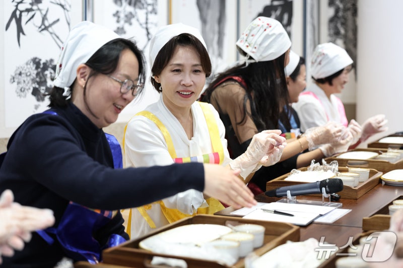 뉴욕서 추석맞이 송편 빚은 金여사 "안 예쁘면 어쩌죠, 아들만 둘"(종합...