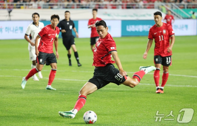 24일 경기 수원시 팔달구 수원월드컵경기장에서 열린 축구 국가대표 평가전 대한민국과 에콰도르의 경기, 오세훈이 슛을 하고 있다. 2026.9.24 ⓒ 뉴스1 김영운 기자