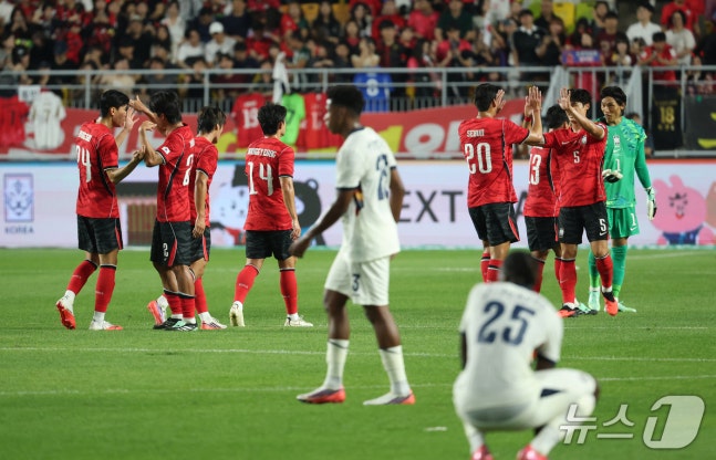 24일 경기 수원시 팔달구 수원월드컵경기장에서 열린 축구 국가대표 평가전 대한민국과 에콰도르의 경기, 3대0 승리를 거둔 대한민국 선수들이 기뻐하고 있다. 2026.9.24 ⓒ 뉴스1 김영운 기자
