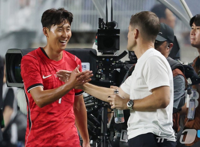 24일 경기 수원시 팔달구 수원월드컵경기장에서 열린 축구 국가대표 평가전 대한민국과 에콰도르의 경기, 손흥민이 교체 후 벤치로 향하며 로베르트 모레노 감독과 인사를 하고 있다. 2026.9.24 ⓒ 뉴스1 김영운 기자