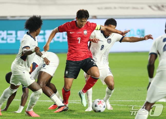 24일 경기 수원시 팔달구 수원월드컵경기장에서 열린 축구 국가대표 평가전 대한민국과 에콰도르의 경기, 손흥민이 돌파하고 있다. 2026.9.24 ⓒ 뉴스1 김영운 기자