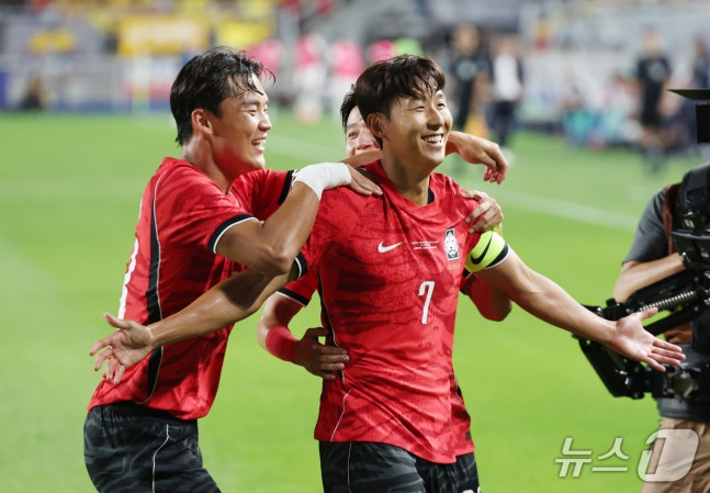 24일 경기 수원시 팔달구 수원월드컵경기장에서 열린 축구 국가대표 평가전 대한민국과 에콰도르의 경기, 손흥민이 득점을 한 뒤 기뻐하고 있다. 2026.9.24 ⓒ 뉴스1 김영운 기자