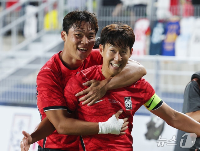 24일 경기 수원시 팔달구 수원월드컵경기장에서 열린 축구 국가대표 평가전 대한민국과 에콰도르의 경기, 손흥민이 득점을 한 뒤 오현규와 함께 기뻐하고 있다. 2026.9.24 ⓒ 뉴스1 김영운 기자