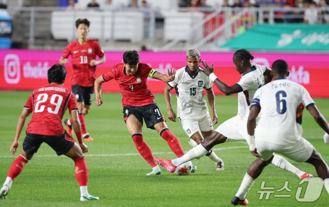 24일 경기 수원시 팔달구 수원월드컵경기장에서 열린 축구 국가대표 평가전 대한민국과 에콰도르의 경기, 손흥민이 돌파하고 있다. 2026.9.24 ⓒ 뉴스1 김영운 기자