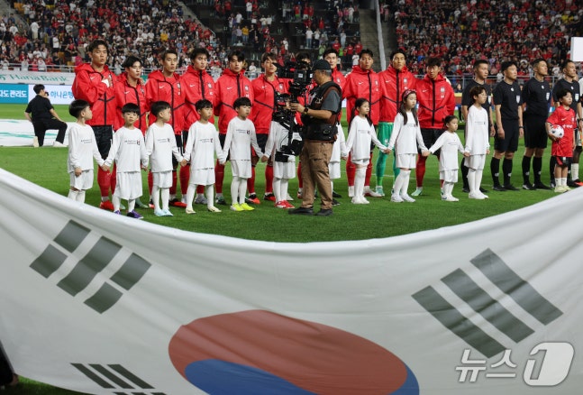 24일 경기 수원시 팔달구 수원월드컵경기장에서 열린 축구 국가대표 평가전 대한민국과 에콰도르의 경기, 대한민국 선수들이 애국가를 부르고 있다. 2026.9.24 ⓒ 뉴스1 김영운 기자