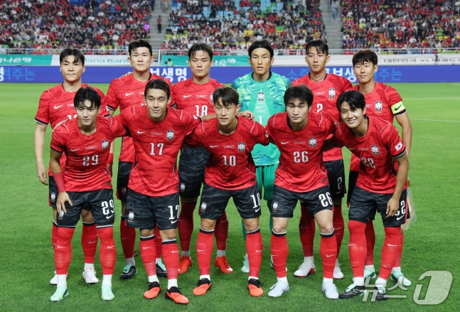 24일 경기 수원시 팔달구 수원월드컵경기장에서 열린 축구 국가대표 평가전 대한민국과 에콰도르의 경기 전 대한민국 선수들이 기념촬영을 하고 있다. 2026.9.24 ⓒ 뉴스1 김영운 기자