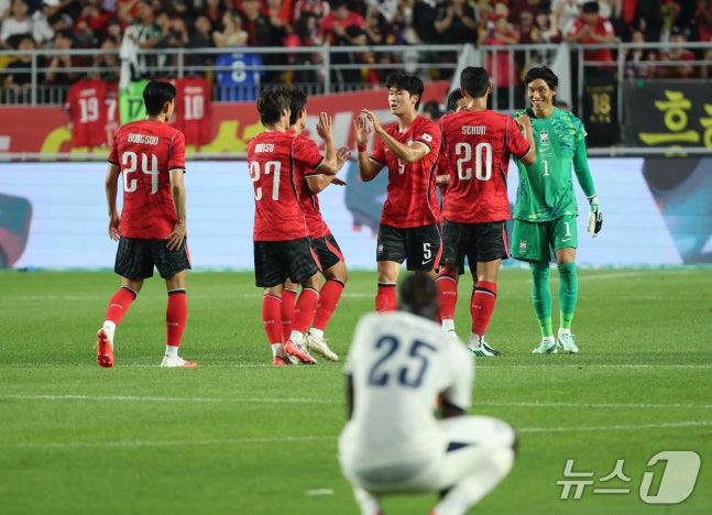 24일 경기 수원시 팔달구 수원월드컵경기장에서 열린 축구 국가대표 평가전 대한민국과 에콰도르의 경기, 3대0 승리를 거둔 대한민국 선수들이 기뻐하고 있다. 2026.9.24 ⓒ 뉴스1 김영운 기자