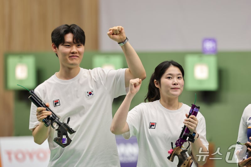 <b>홍수현</b>·<b>추가은</b>, 공기권총 <b>혼성</b> 은메달