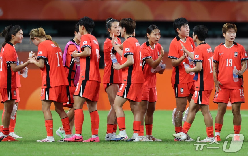21일 일본 시즈오카 스타디움 에코파에서 열린 2026 아이치·나고야 아시안게임 여자축구 조별예선 F조 대한민국과 북한의 경기를 1대 1 무승부로 마친 대한민국 선수들이 하이파이브를 하고 있다. 2026.9.21 ⓒ 뉴스1 안은나 기자
