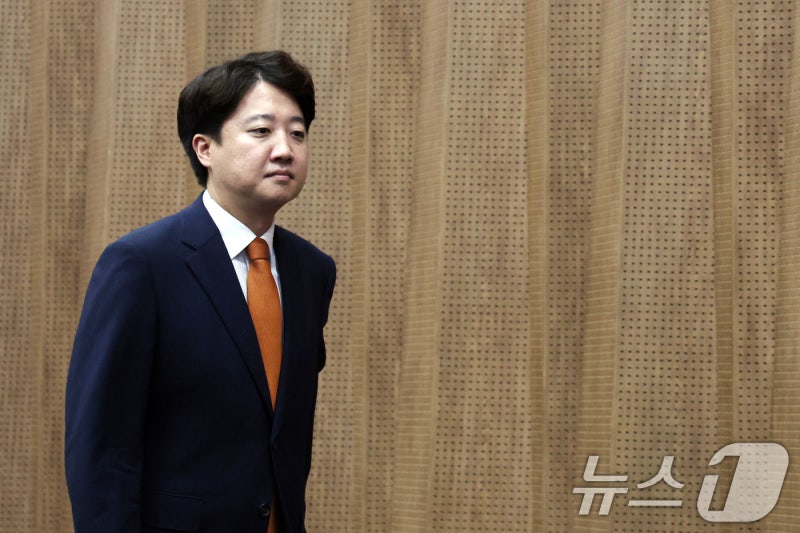 지선 참패에 자작극까지…벼랑 끝 <b>개혁신당</b>, 총선 앞두고 승부수 통할까